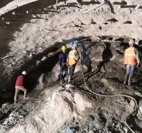 二七隧道拱顶带模注浆料，微膨胀注浆料的特点及施工工艺